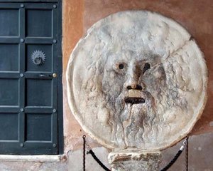 被害者が続出！お店に騙された女性とお客様