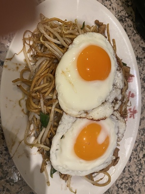 目玉焼きは二つないと、始まらない。