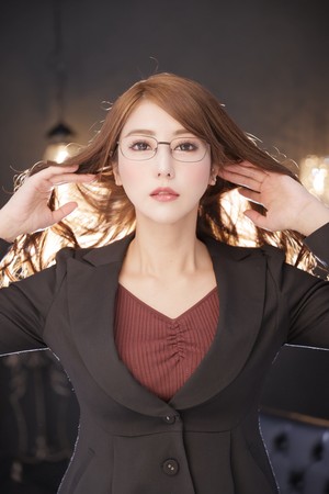 「真っ黒リップとサングラスのお客様」- 女スパイ回