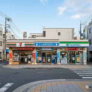 近くに買い物できるお店はありますか？